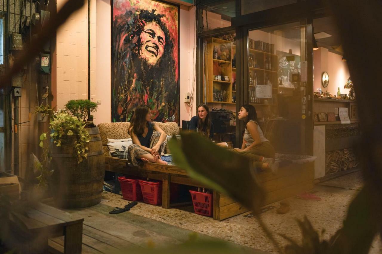Dulan The Travel Bug Bistro Inn Donghe Zewnętrze zdjęcie